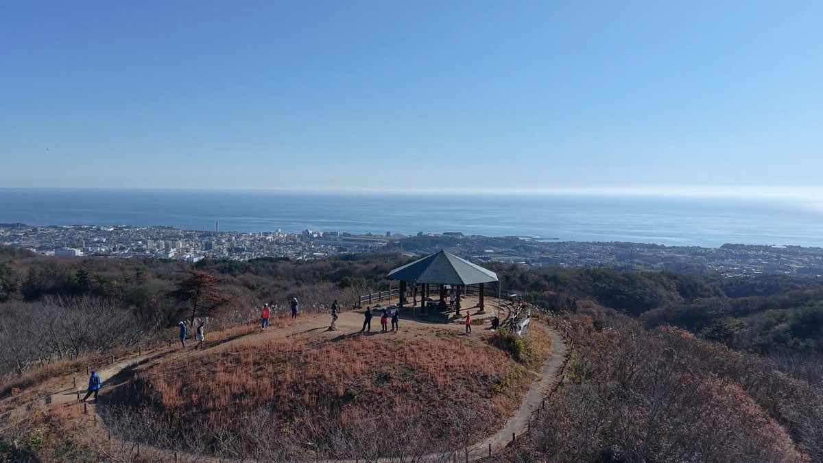 太平洋と日立の街を見下ろす日立アルプスの尾根